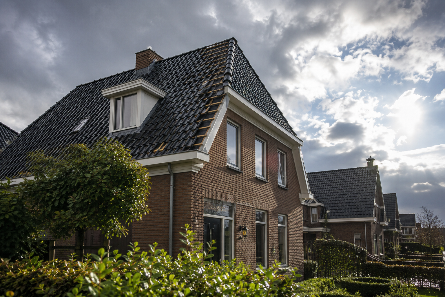 Beschadigd Nederlands pannendak na zware storm